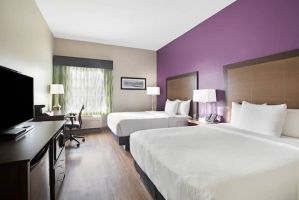 Guest room at the La Quinta Inn & Suites by Wyndham Visalia/Sequoia Gateway in Visalia, California